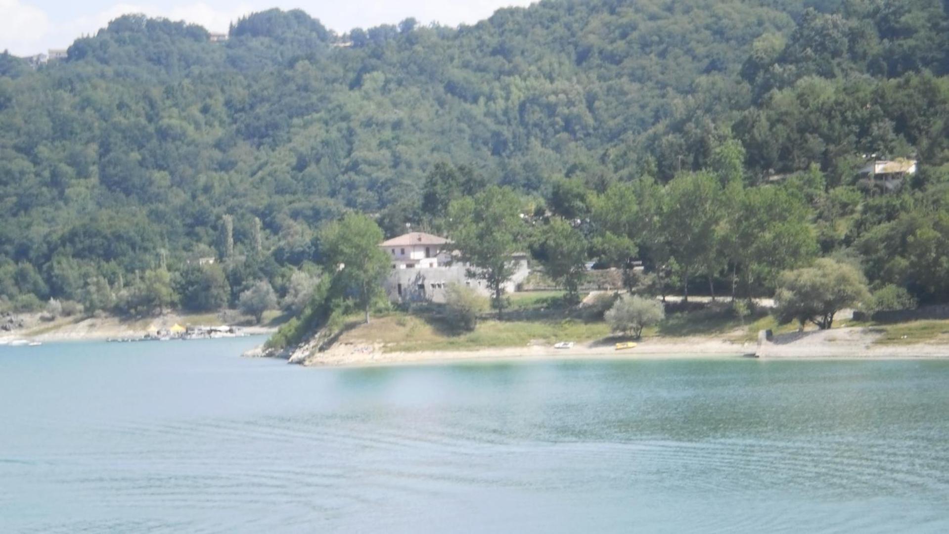 Agriturismo Incantesimo Del Lago Salto Varco Sabino Exteriör bild